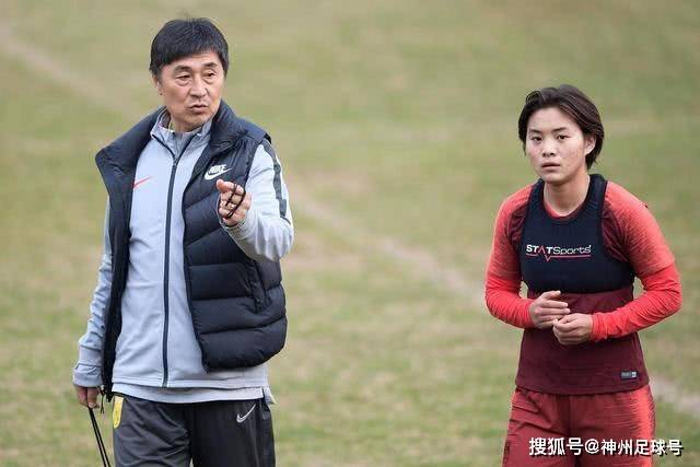 态度嚣张 武里南联球员库尔斯赛后做出挑衅手势